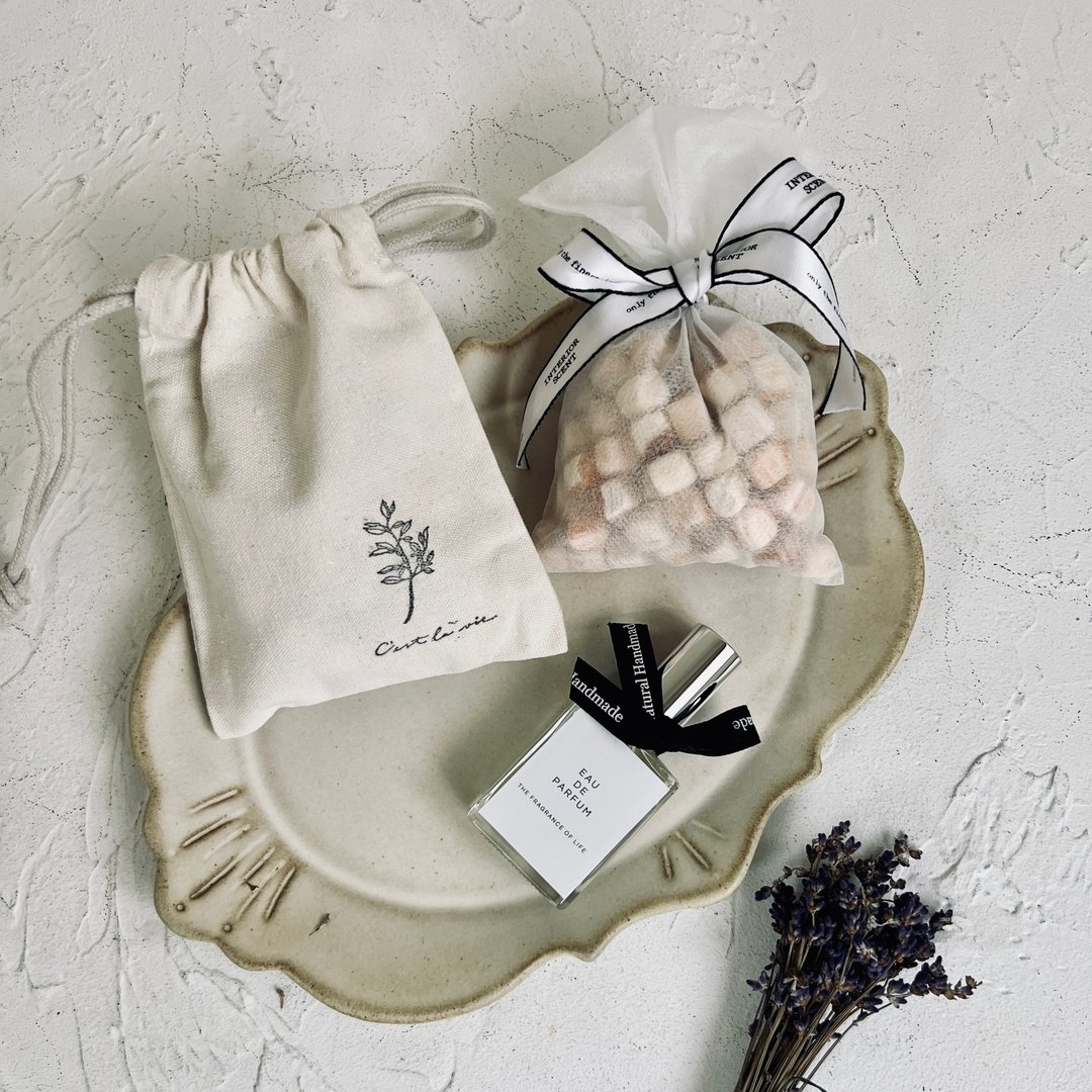 天然植物芬多精扩香组(丝柏木块X薰衣草喷雾)香包 - 香薰/精油/线香 - 精油 白色