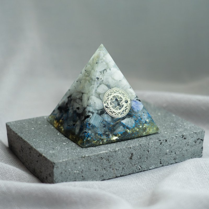 【月亮石】奥根水晶能量金字塔Orgonite 6x6 cm - 摆饰 - 水晶 多色