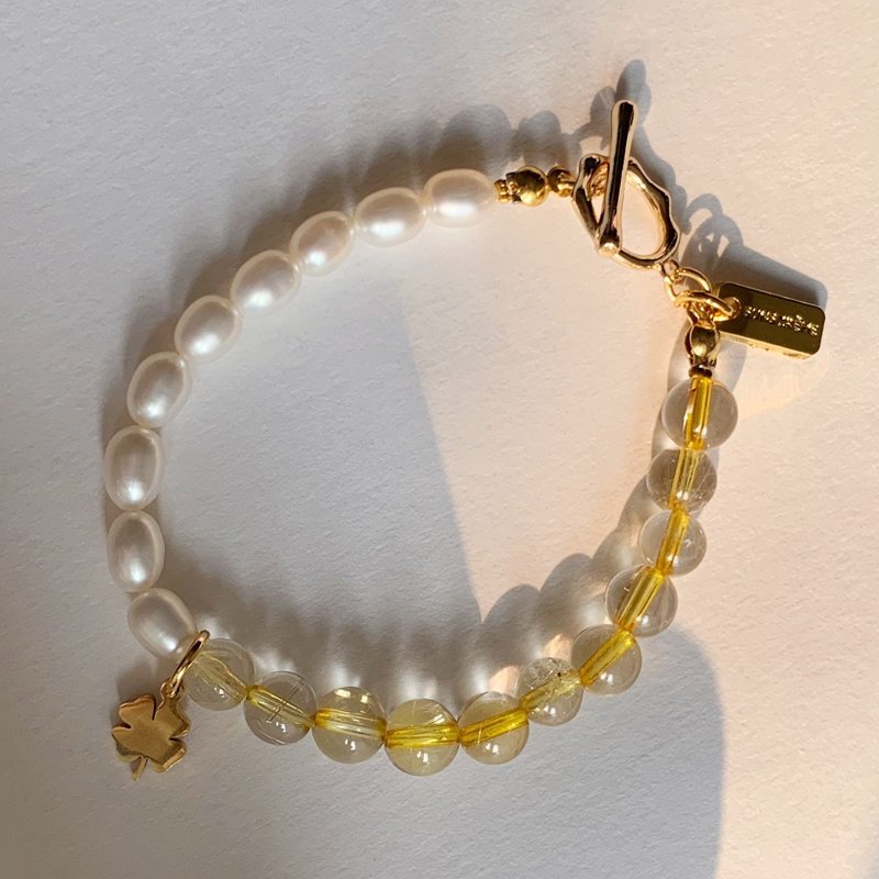 WEALTH BRACELET: GOLD RUTILATED QUARTZ & NATURAL FRESHWATER PEARLS - 手链/手环 - 石头 