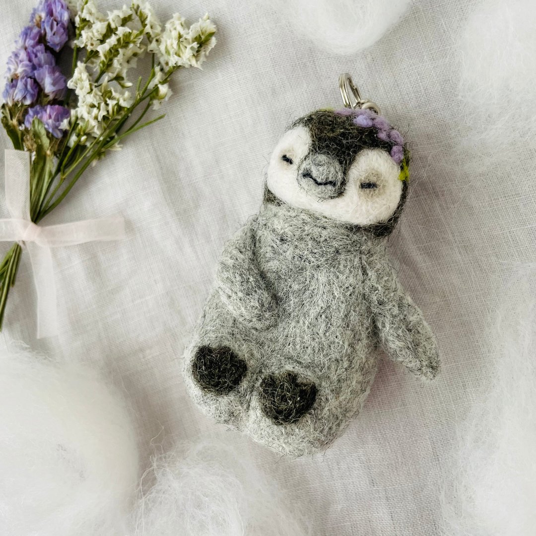 Bag charm of a penguin sleeping cheerfully - 编织/刺绣/羊毛毡/裁缝 - 羊毛 灰色