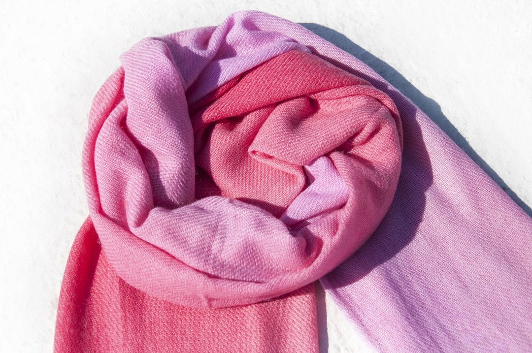 喀什米尔Cashmere/羊绒围巾/纯羊毛围巾披巾/戒指绒披肩-桃粉渐层 - 围巾/披肩 - 羊毛 多色