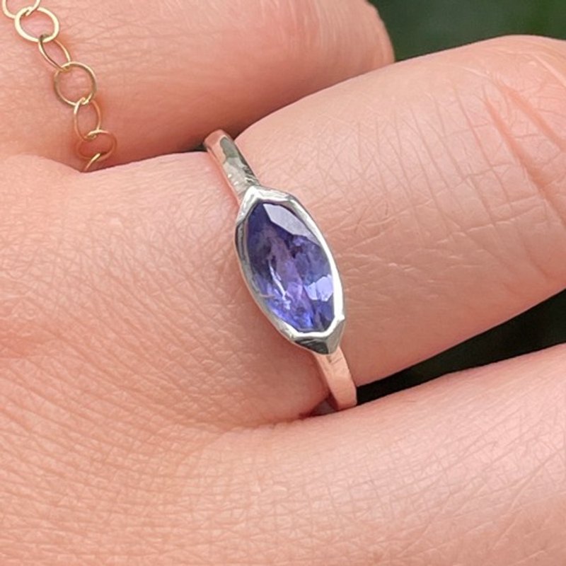 Pinkoi 代购 -  坦桑石马眼形切割 0.74 克拉凹陷银SV925 戒指 - 戒指 - 宝石 