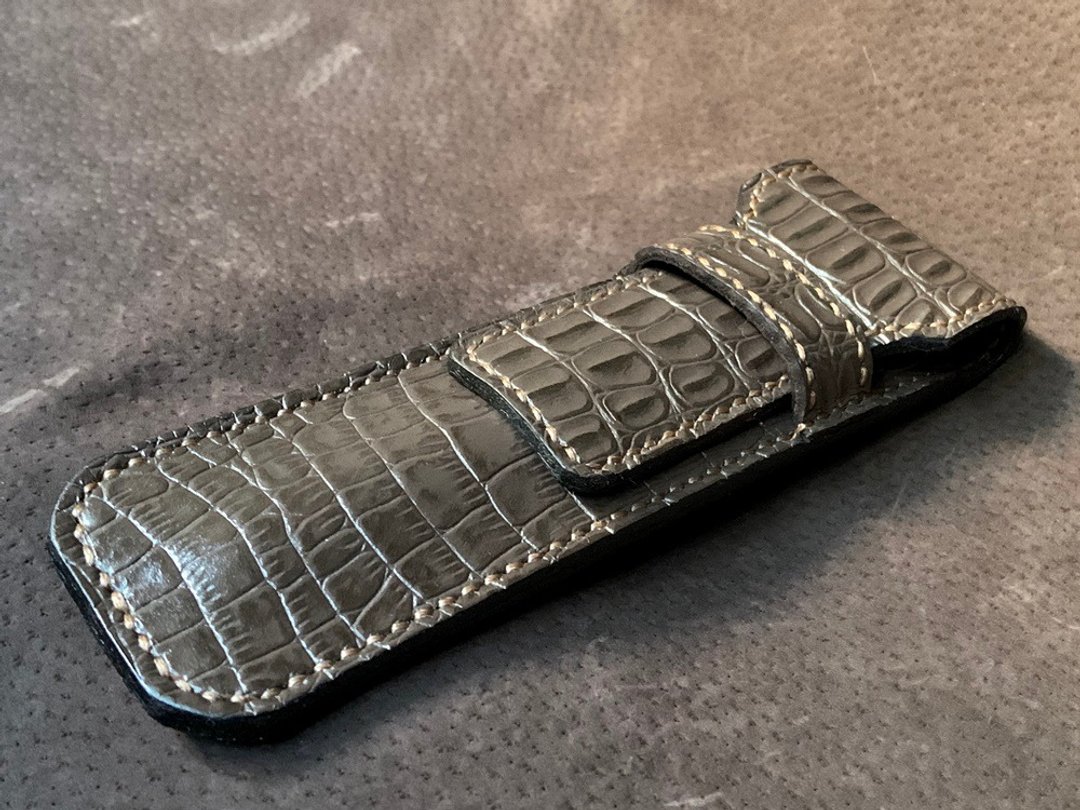 仿鳄鱼皮纹牛皮 手作插梢式钢笔包 钢笔套 笔袋 笔盒 单支装 - 铅笔盒/笔袋 - 真皮 咖啡色