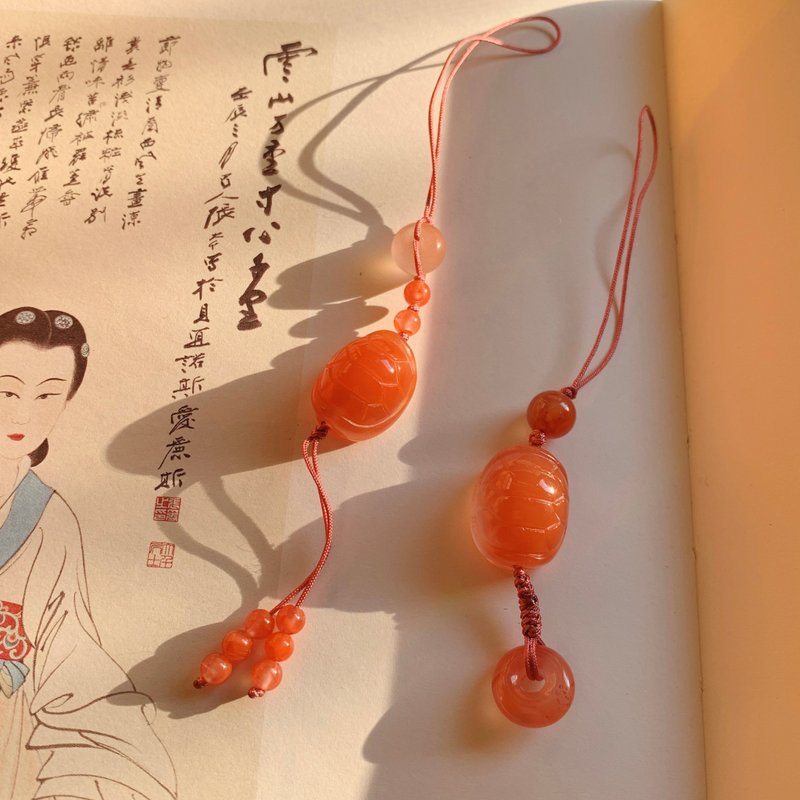 手作 宜相照。天然南红富甲一方雕刻复古编织手机绳 闺蜜情侣挂绳 - 挂绳/吊绳 - 半宝石 红色