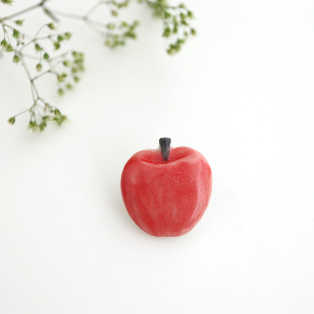 Apple pin brooch - 胸针 - 瓷 红色