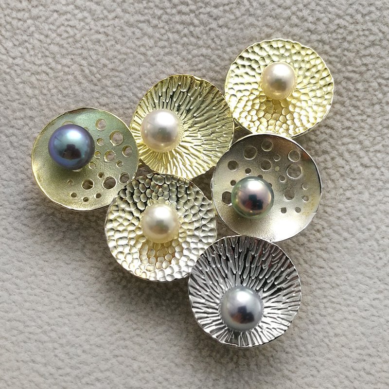 日本设计手制-925银配日本Akoya珍珠荷花三角形胸针 - 胸针 - 珍珠 银色