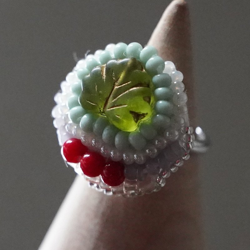 亦可作领巾夹“健谈”戒指161 自由尺寸 珠饰刺绣戒指 绿色叶片 设计感大戒指 - 戒指 - 塑料 绿色