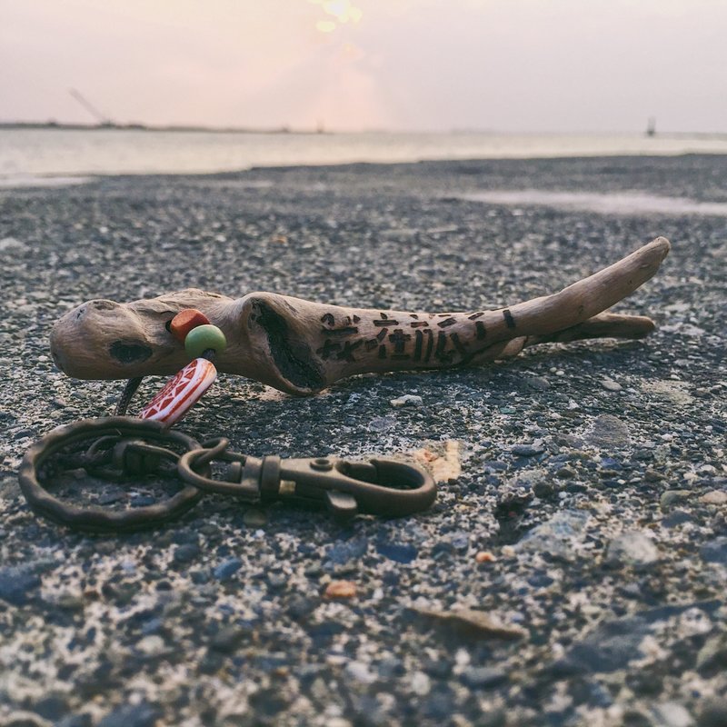 来自兰屿的礼物—手工漂流木吊饰 钥匙圈 - 吊饰 - 木头 咖啡色