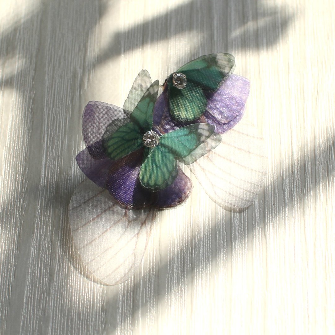 不对称蝴蝶耳环一对&水钻925银耳针 pierced or clip-on earring - 耳环/耳夹 - 丝．绢 绿色