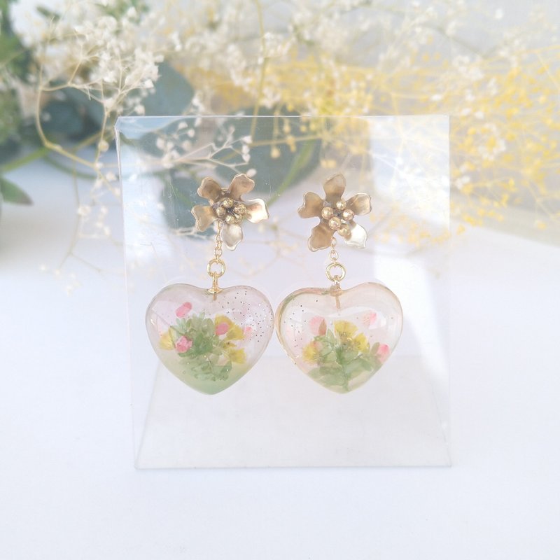 Transparent heart and brass florets 2way earrings pink - 耳环/耳夹 - 其他金属 粉红色