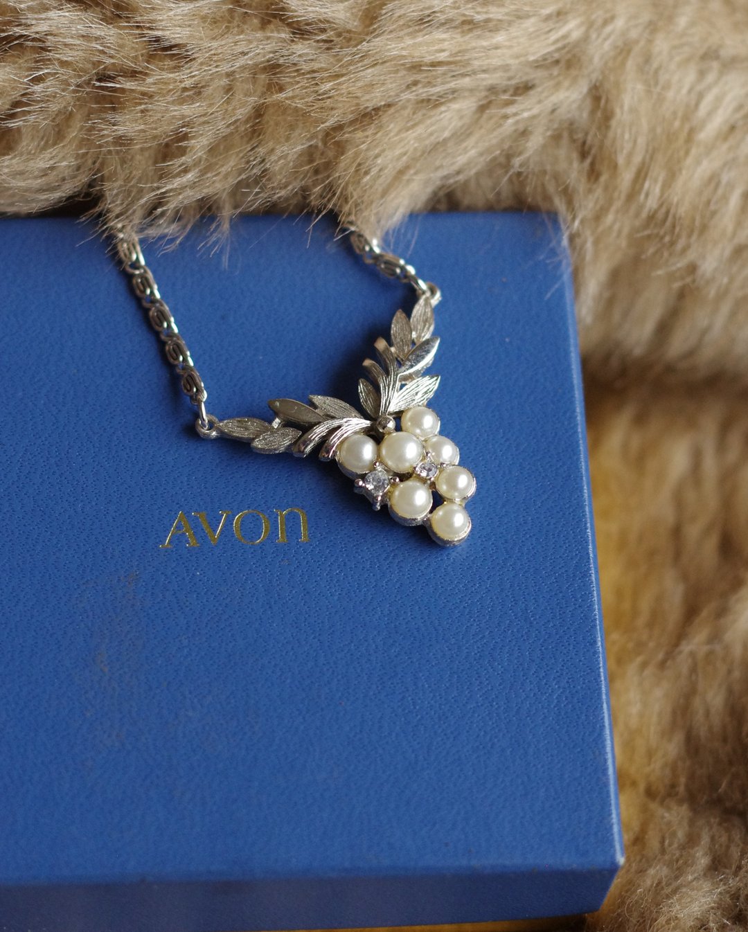 老又好古董珠宝 银色珍珠叶片古典项链 Avon 原装盒 n89 - 项链 - 其他金属 银色