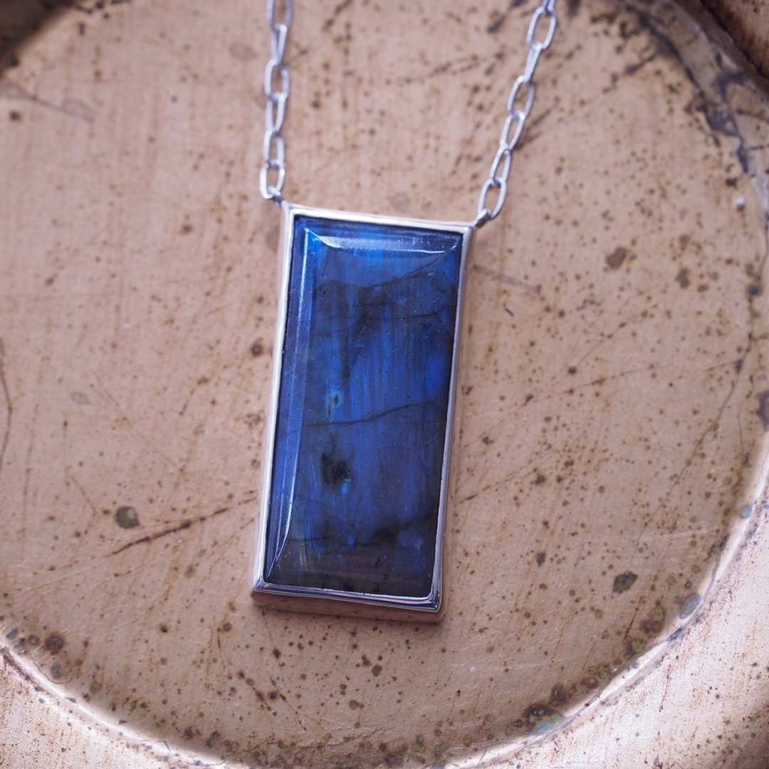 长型拉长石 手工制作 中性银饰 纯银项链 Baguette Labradorite - 项链 - 半宝石 蓝色