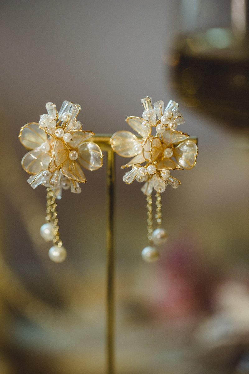 【花嫁】花舞 垂坠式水晶花树脂淡水珍珠手工耳夹 耳针 - 耳环/耳夹 - 树脂 白色
