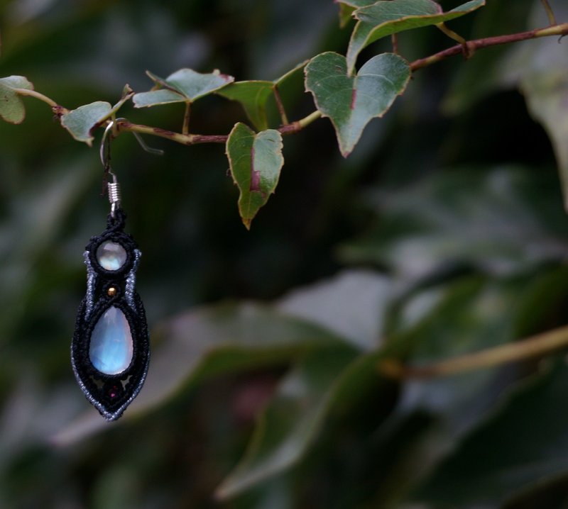 原創設計天然石macrame手工編繩月光石耳环 moonstone/earings - 耳环/耳夹 - 宝石 