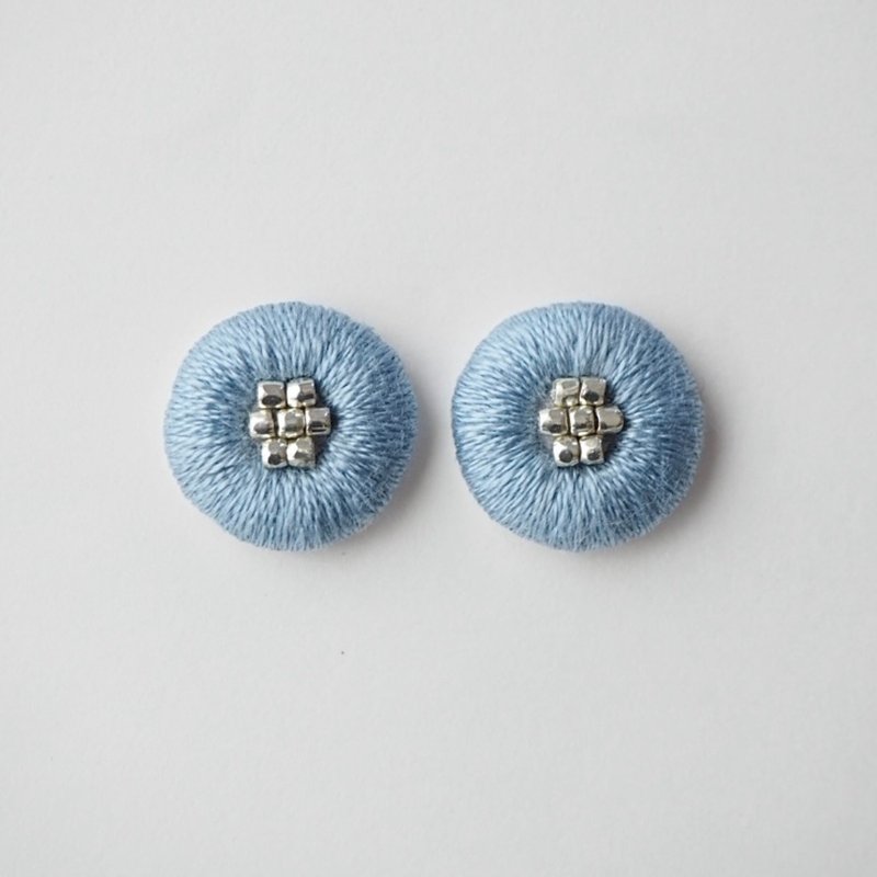 刺绣耳针或耳夹，淡蓝，春夏，简约 - 耳环/耳夹 - 绣线 蓝色