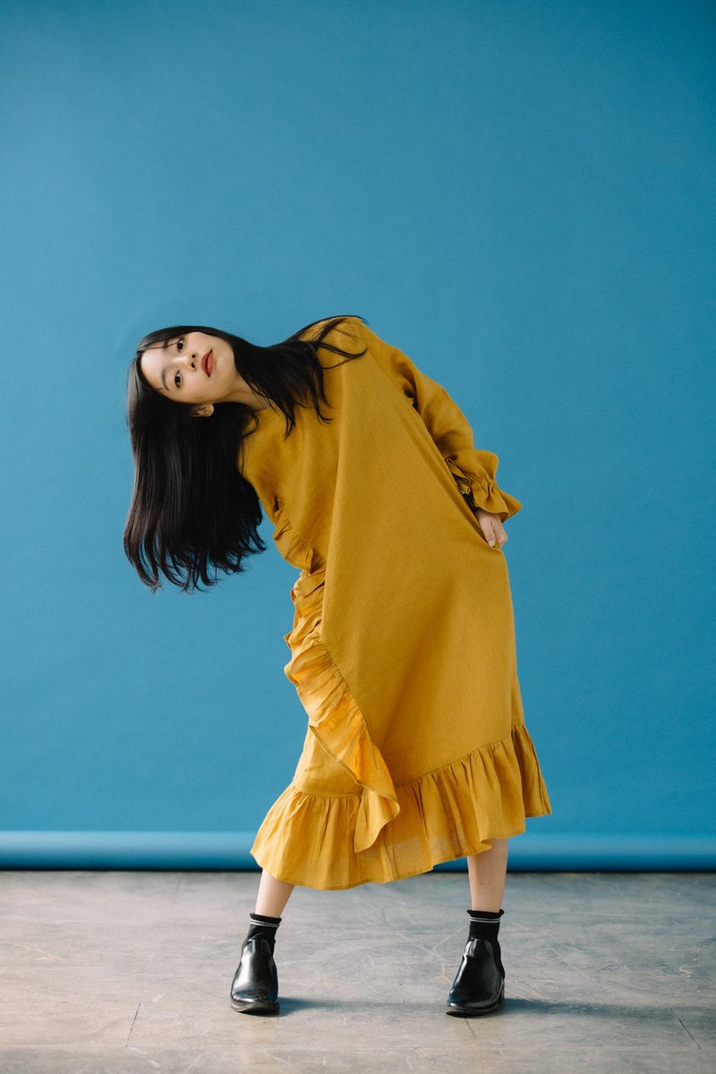 RUFFLE DRESS WITH LONG SLEEVES IN MUSTARD - 洋装/连衣裙 - 棉．麻 黄色