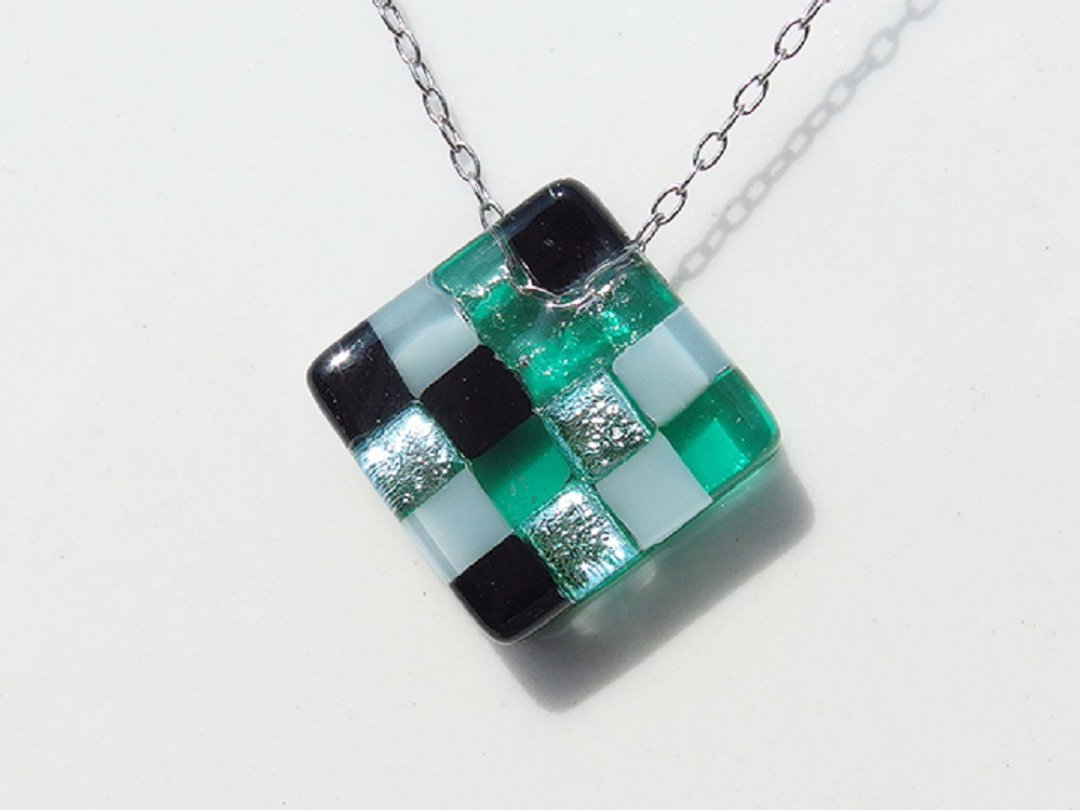 玻璃的赠礼 (Gift【西洋棋盘】) 链坠项链【预约制作】 - 项链 - 玻璃 绿色