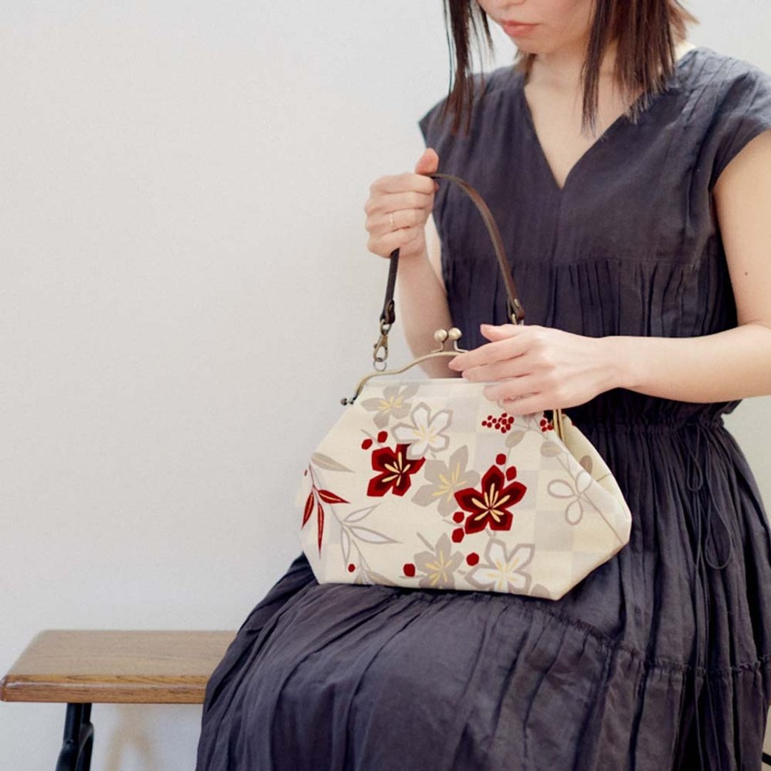 横式多用口金包 格纹梅花 【日本制】手提包 Frame Bag - 手提包/手提袋 - 棉 白色