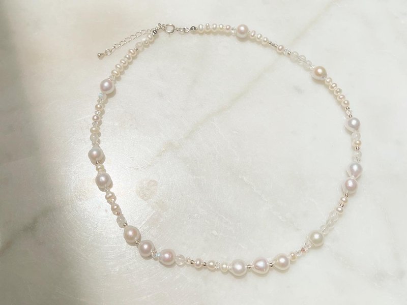 银色月光下 À la lumière de la lune argentée - 项链 - 珍珠 白色