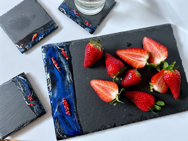 Blue resin slate coaster with natural coral. Cutting board 藍染 盤 盤子 餐盤 托盤餐盤 砧板 - 托盘/砧板 - 树脂 蓝色