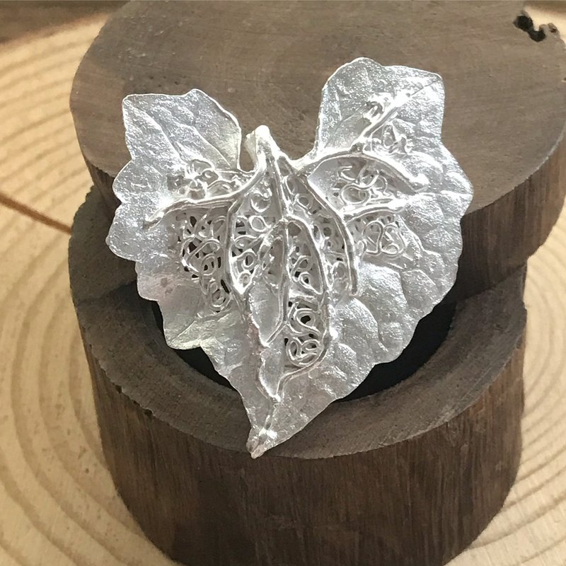 手作银饰-纯银微甘菊叶子仙子胸针 - 胸针 - 纯银 银色