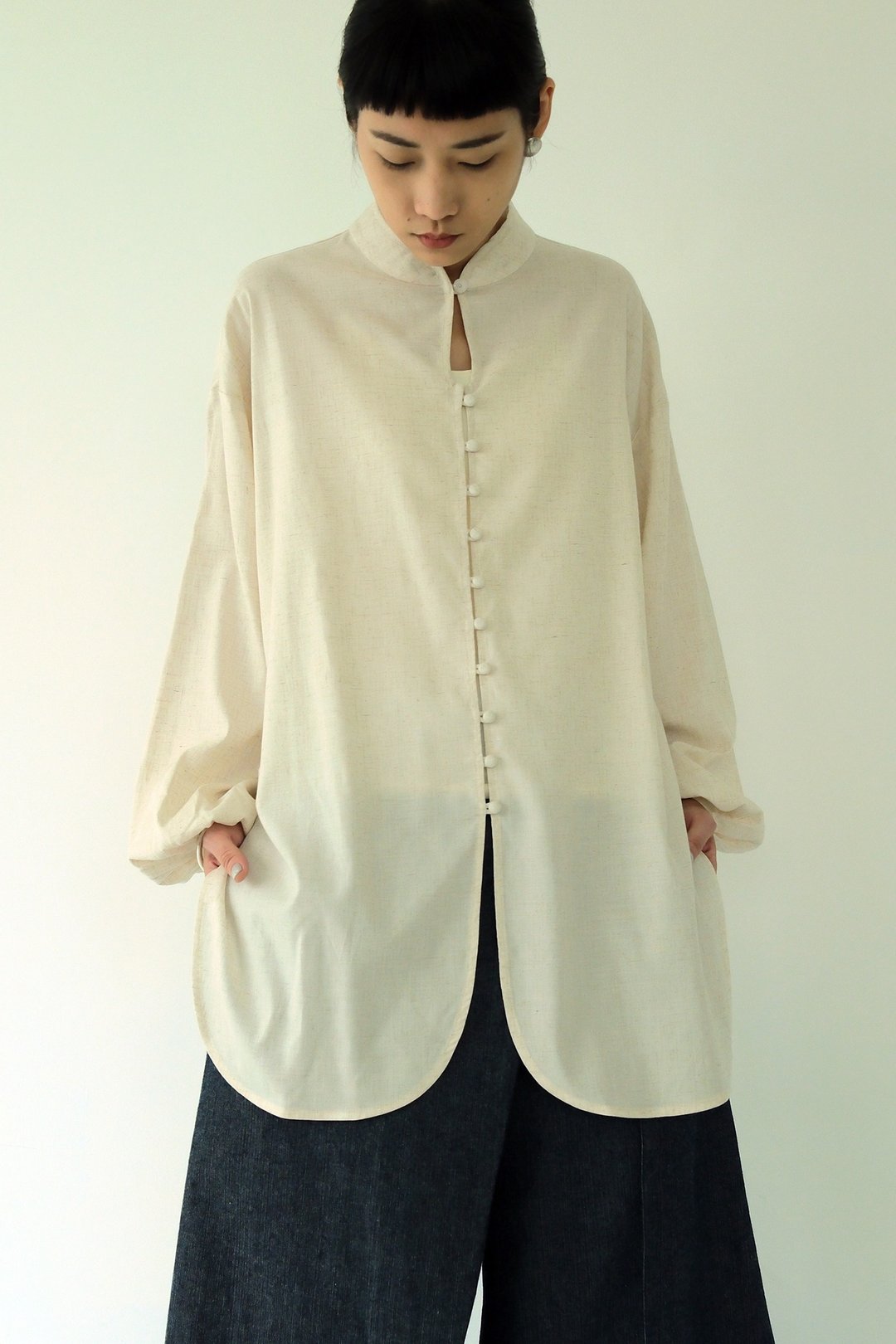 川 衣 WEAR BEING  立领玉石扣澎袖上衣  原色米白 - 女装上衣 - 棉 白色
