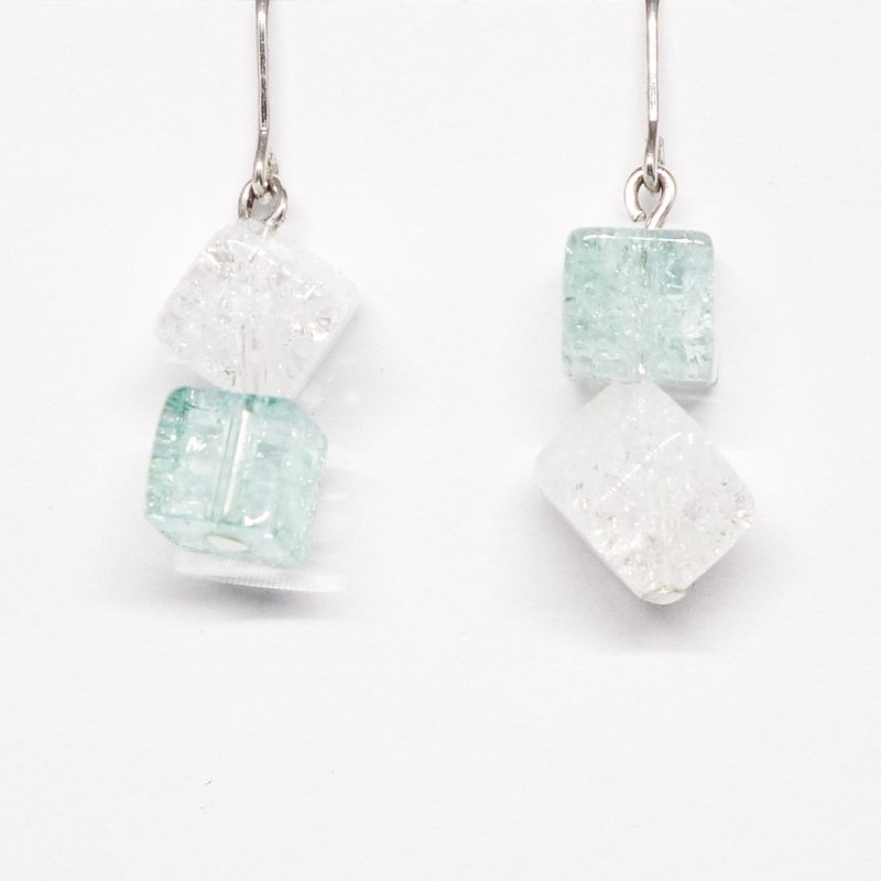 Light blue and white crystal earrings【Pio by Parakee】自然水晶耳環 - 耳环/耳夹 - 宝石 蓝色