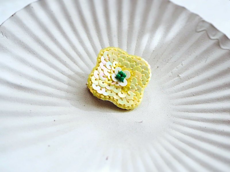 [Embroidery] Flower brooch canary yellow - 胸针 - 绣线 黄色