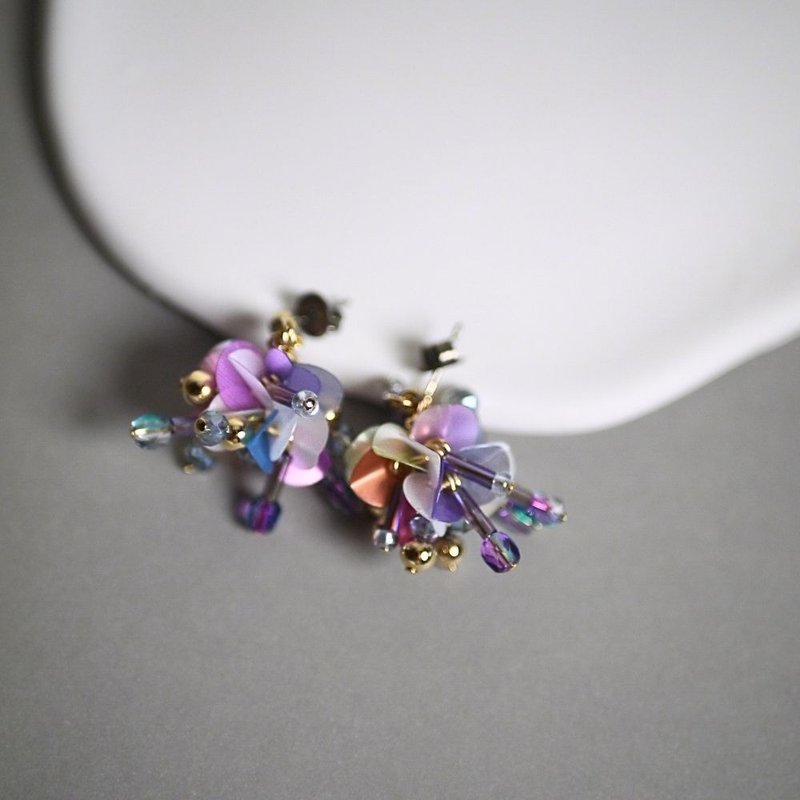 新品 花瓣耳环 梦幻紫光小花垂吊设计 - 耳环/耳夹 - 其他材质 紫色