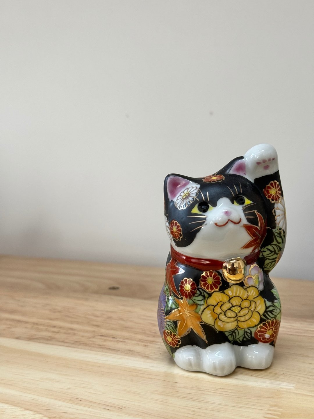 九谷烧 | 黑地上花诘招财猫 - 摆饰 - 陶 粉红色