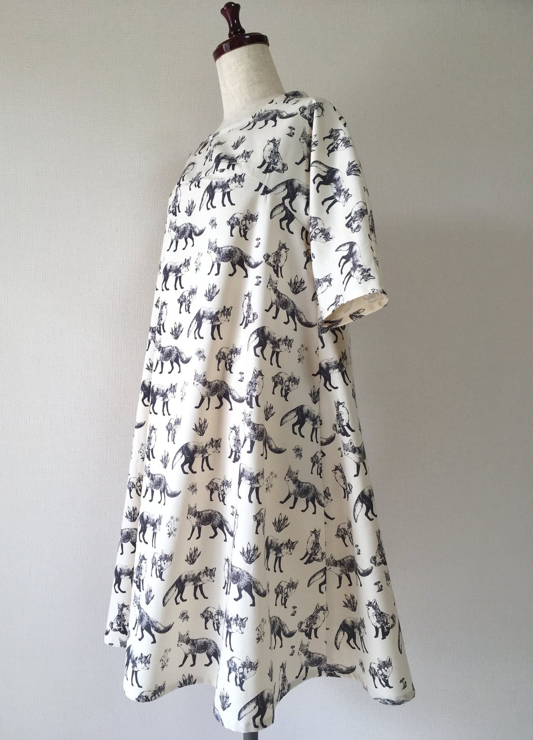 Fox pattern monotone flare one piece dress off white - 洋装/连衣裙 - 棉 白色