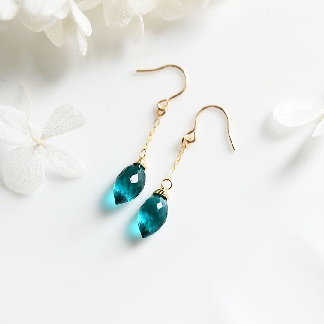 A versatile Stone that purifies everything and brings good luck Green Quartz Crystal Chain Earrings April Birthstone - 耳环/耳夹 - 宝石 绿色