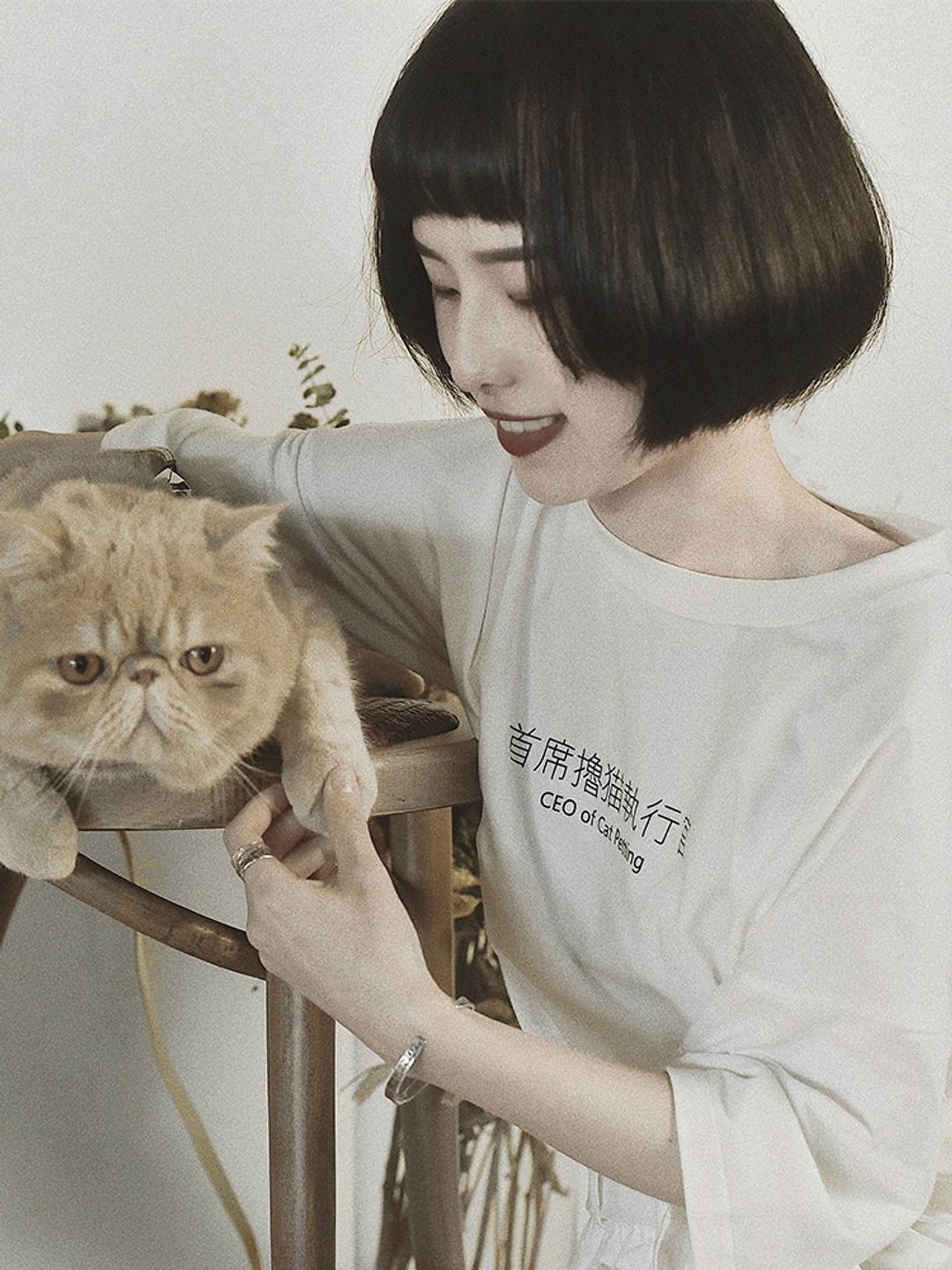 白色 首席撸貓執行官 印字T恤 純棉圓領寬松掉肩少女風上衣 - 女装 T 恤 - 棉．麻 白色
