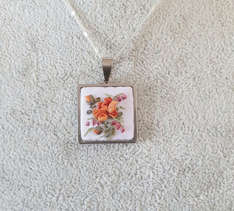 绣花吊坠 Ribbon embroidered pendant for her - 项链 - 丝．绢 橘色