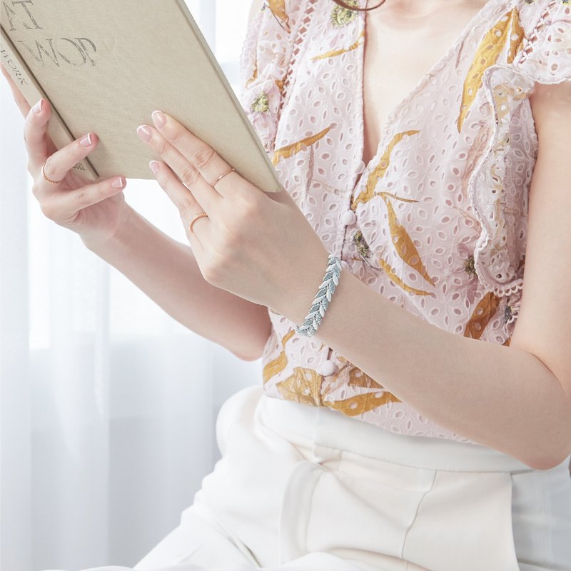 【礼物】Belle叶子蕾丝捷克水晶 纯银手链/手环 -莫兰迪绿+象牙白 - 手链/手环 - 绣线 多色