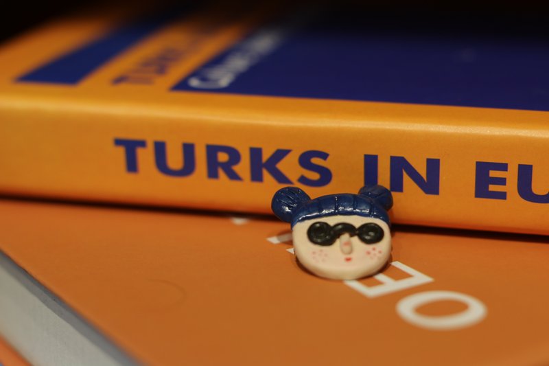 礼物可爱丸子头蓝发女孩手作陶瓷胸针 - 胸针 - 陶 蓝色