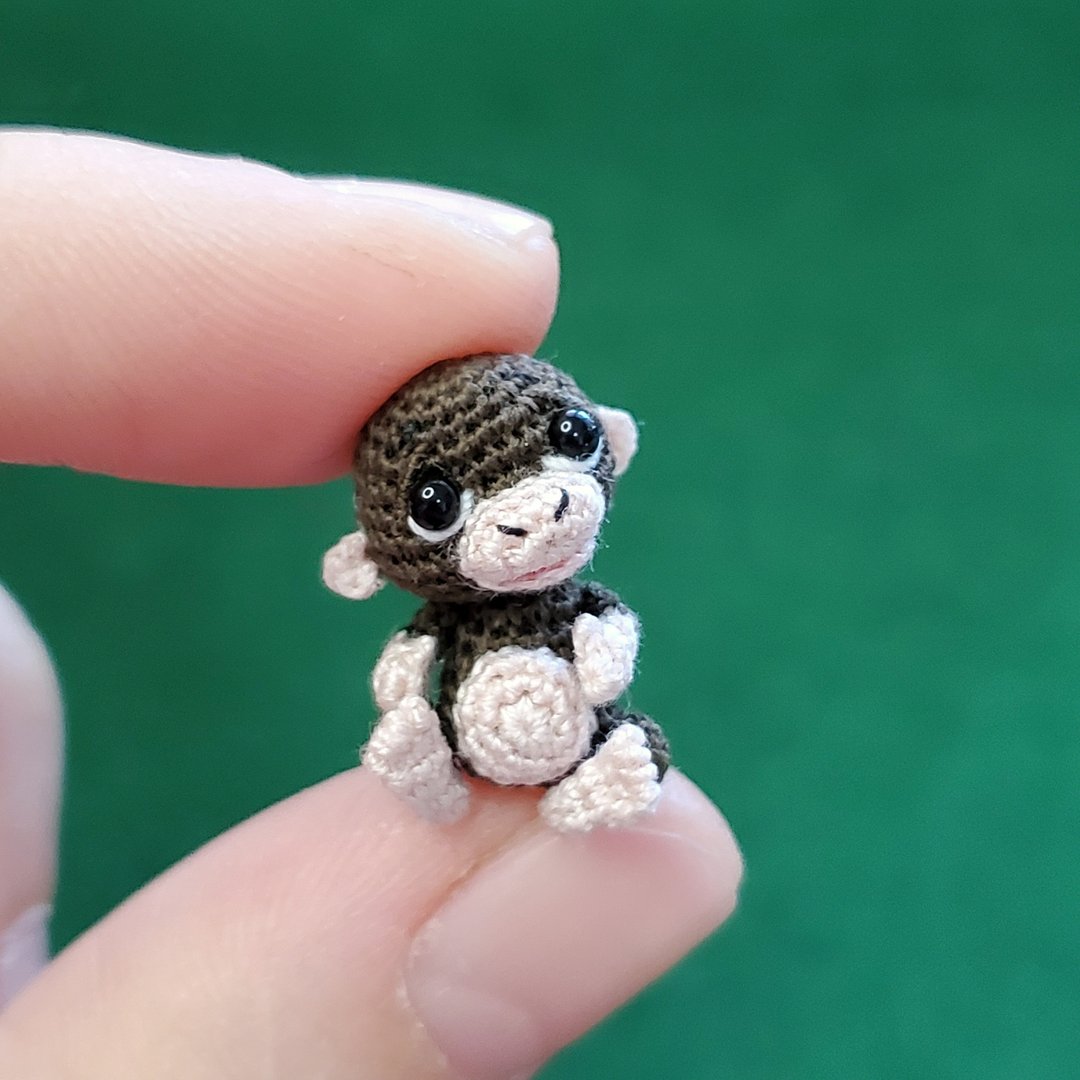 Extremely micro crocheted monkey. Dollhouse miniature. Amigurumi stuffed animal. - 玩偶/公仔 - 棉 咖啡色