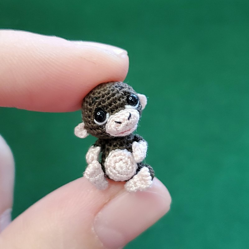 Extremely micro crocheted monkey. Dollhouse miniature. Amigurumi stuffed animal. - 玩偶/公仔 - 棉．麻 咖啡色