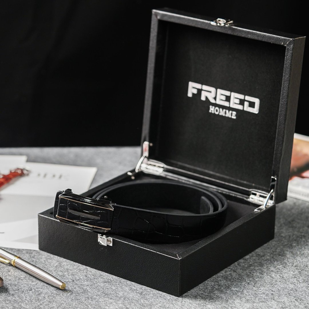 【FREED】浮雕金属方扣黑色真皮皮带 送礼推荐 退休礼物 男生礼物 - 皮带/腰带 - 真皮 黑色