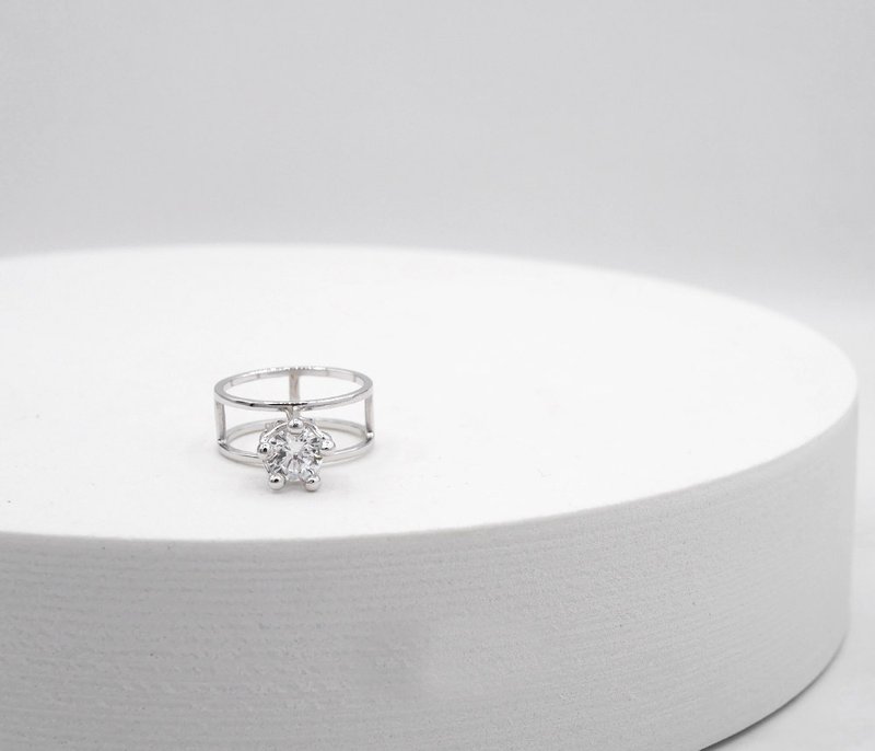 Caso jewelry Simple structure ring with white cz shape. CASO jewelry - 戒指 - 银 银色