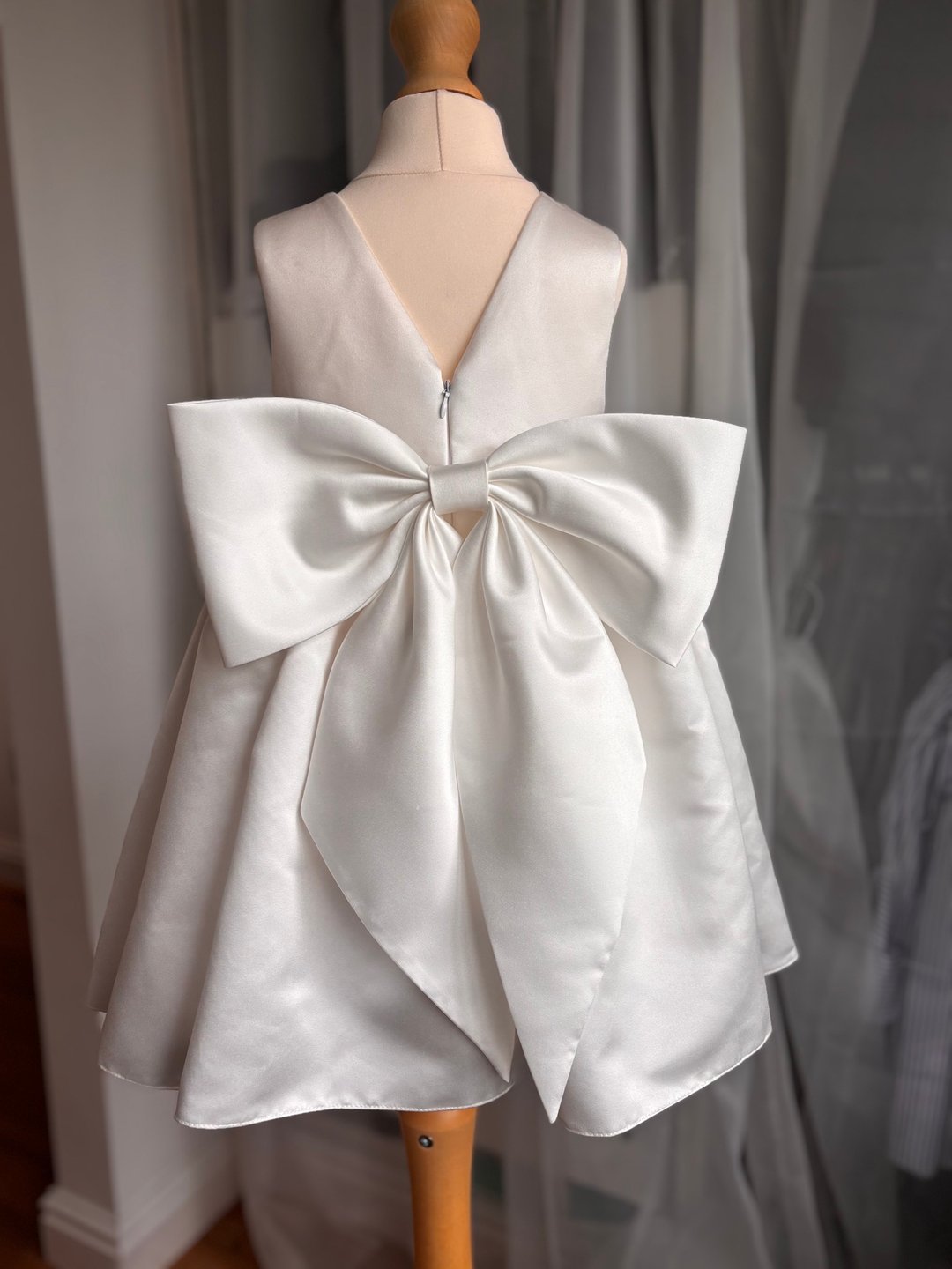 白色缎面花童礼服，大蝴蝶结，露背设计 – 婚礼，生日，正式场合 - 童装礼服/连衣裙 - 其他材质 白色
