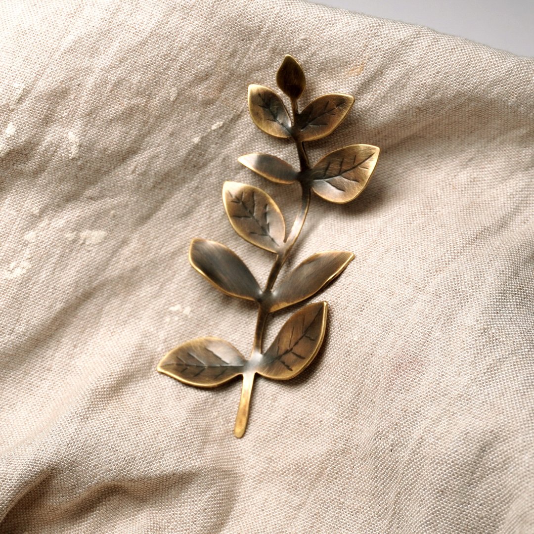 【Plant 系列】 #a532 尤加利叶胸针/黄铜/手工制作/植物 - 胸针 - 铜/黄铜 金色