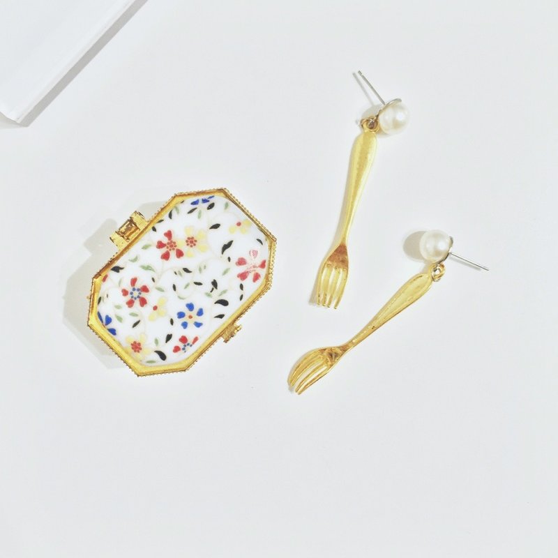 Marygo［贪吃鬼专用金色叉子］珍珠耳环 - 耳环/耳夹 - 其他金属 金色