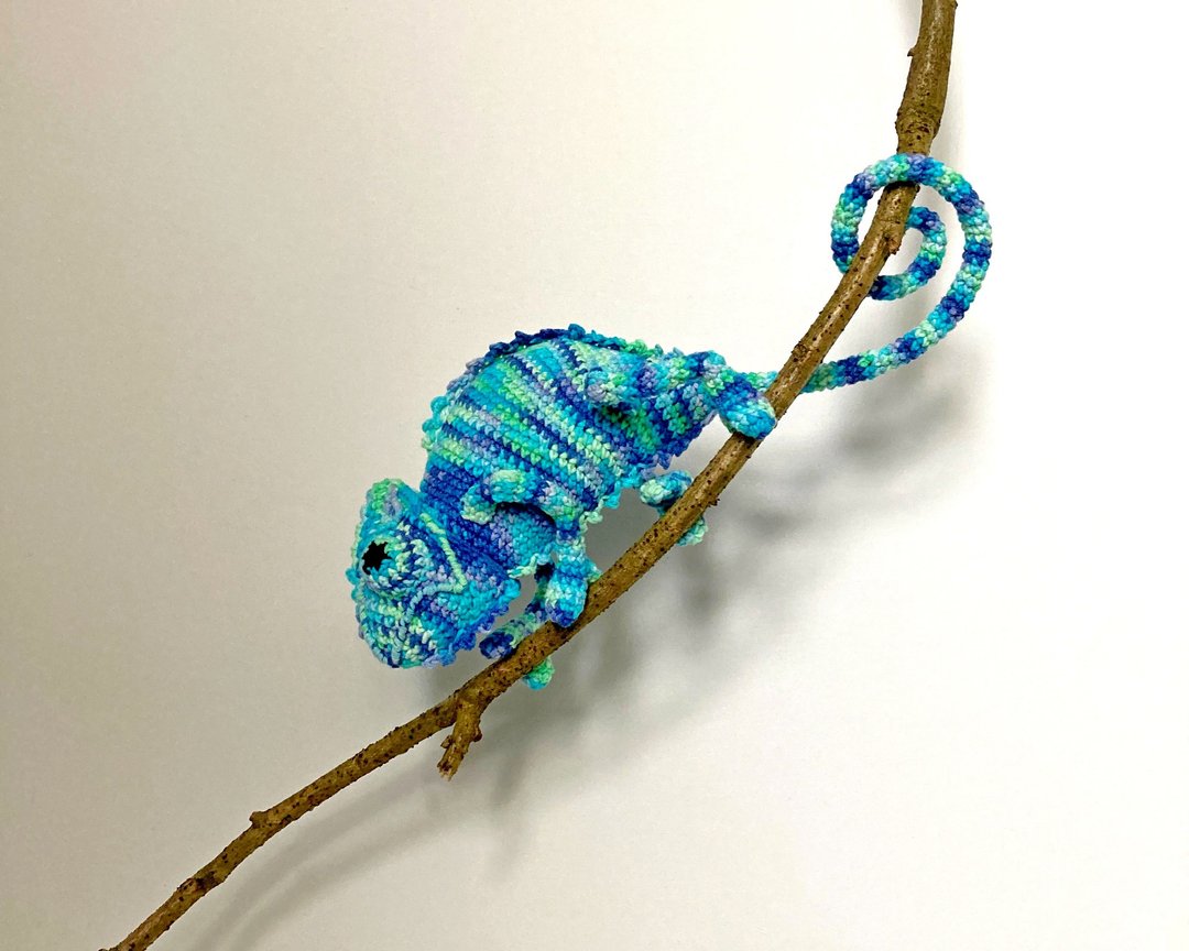 蓝色的 Amigurumi 变色龙、钩针蜥蜴、毛绒变色龙 - 玩具/玩偶 - 棉 蓝色