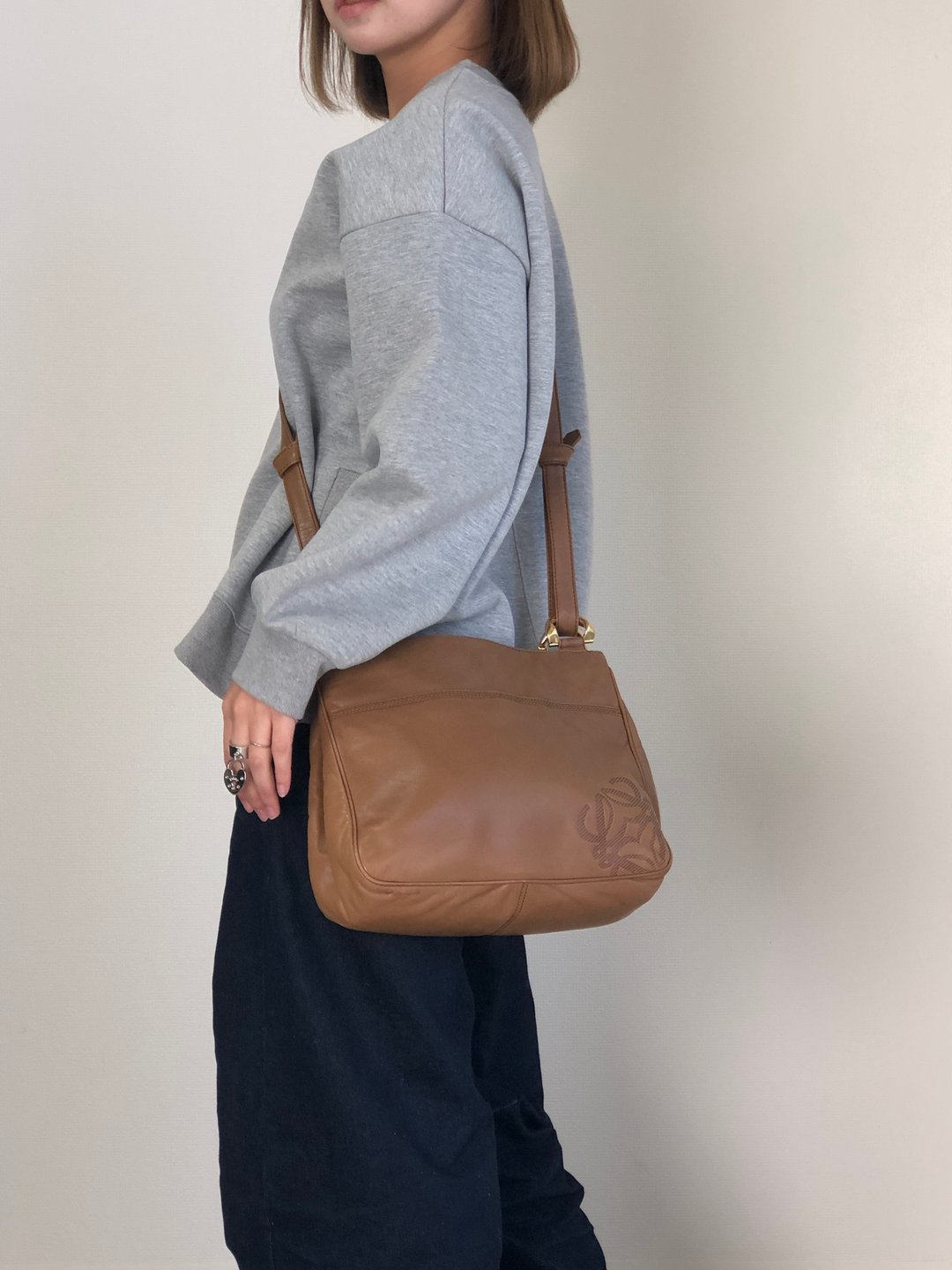 【日本直送 名牌中古包】LOEWE 罗威 侧背包 棕色 Anagram 纳帕皮革 vintage 古董 老品 hjuexd - 侧背包/斜挎包 - 真皮 咖啡色