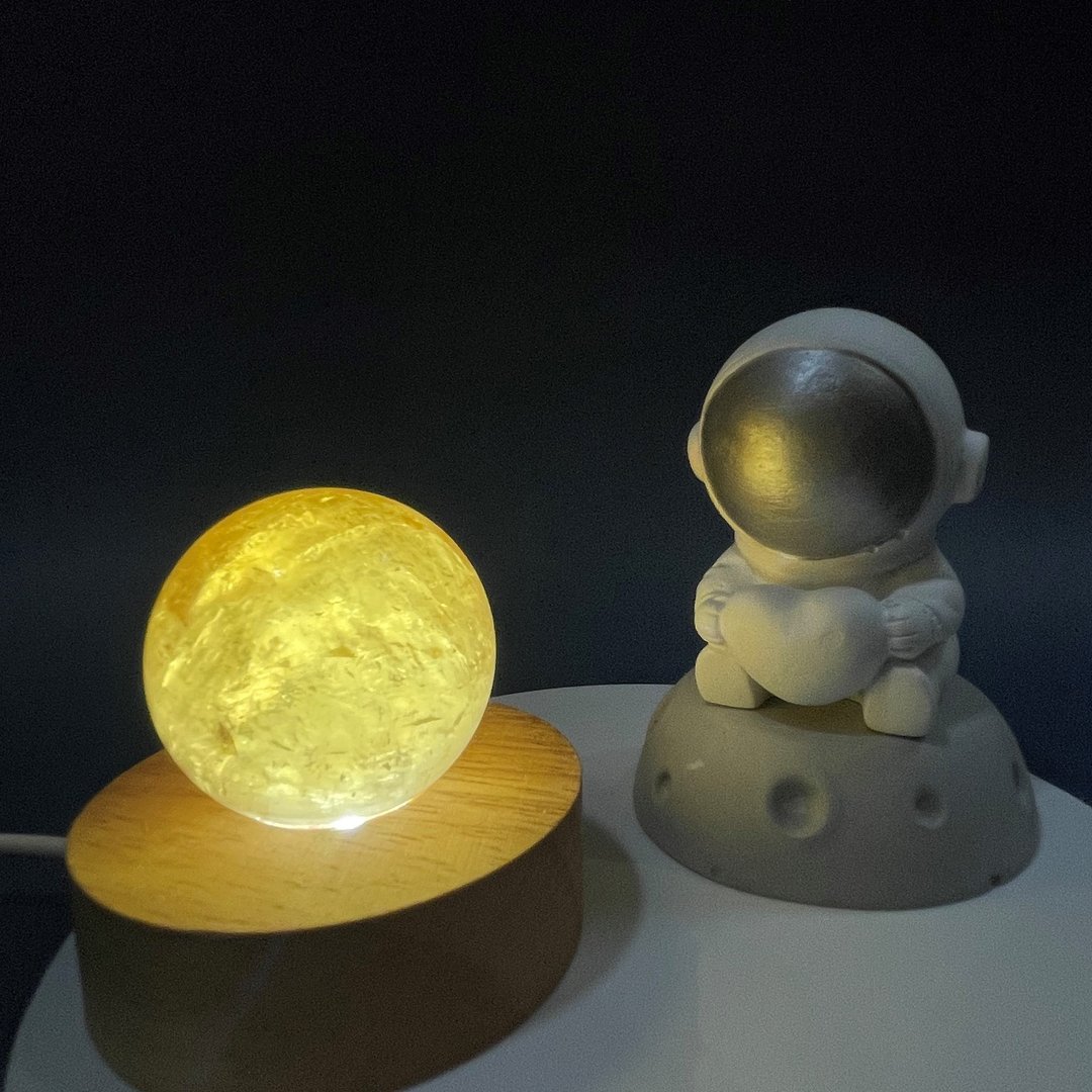 漫步宇宙-黄方解石太空人扩香石灯座(澳洲下单区) - 灯具/灯饰 - 水晶 黄色