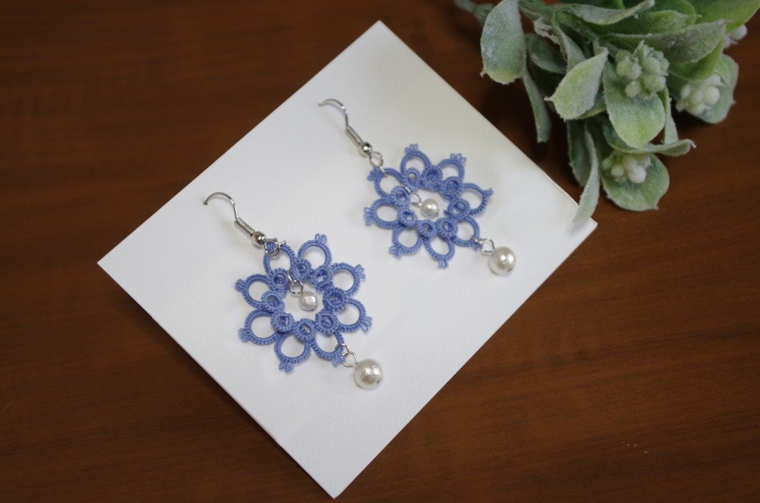 Tatting flower and cotton pearl earrings, mauve - 耳环/耳夹 - 棉 蓝色
