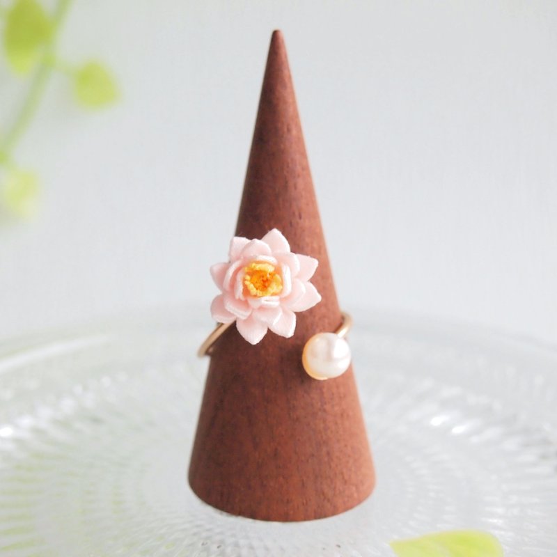 Tsumami-zaiku water lily ring - 戒指 - 棉．麻 粉红色