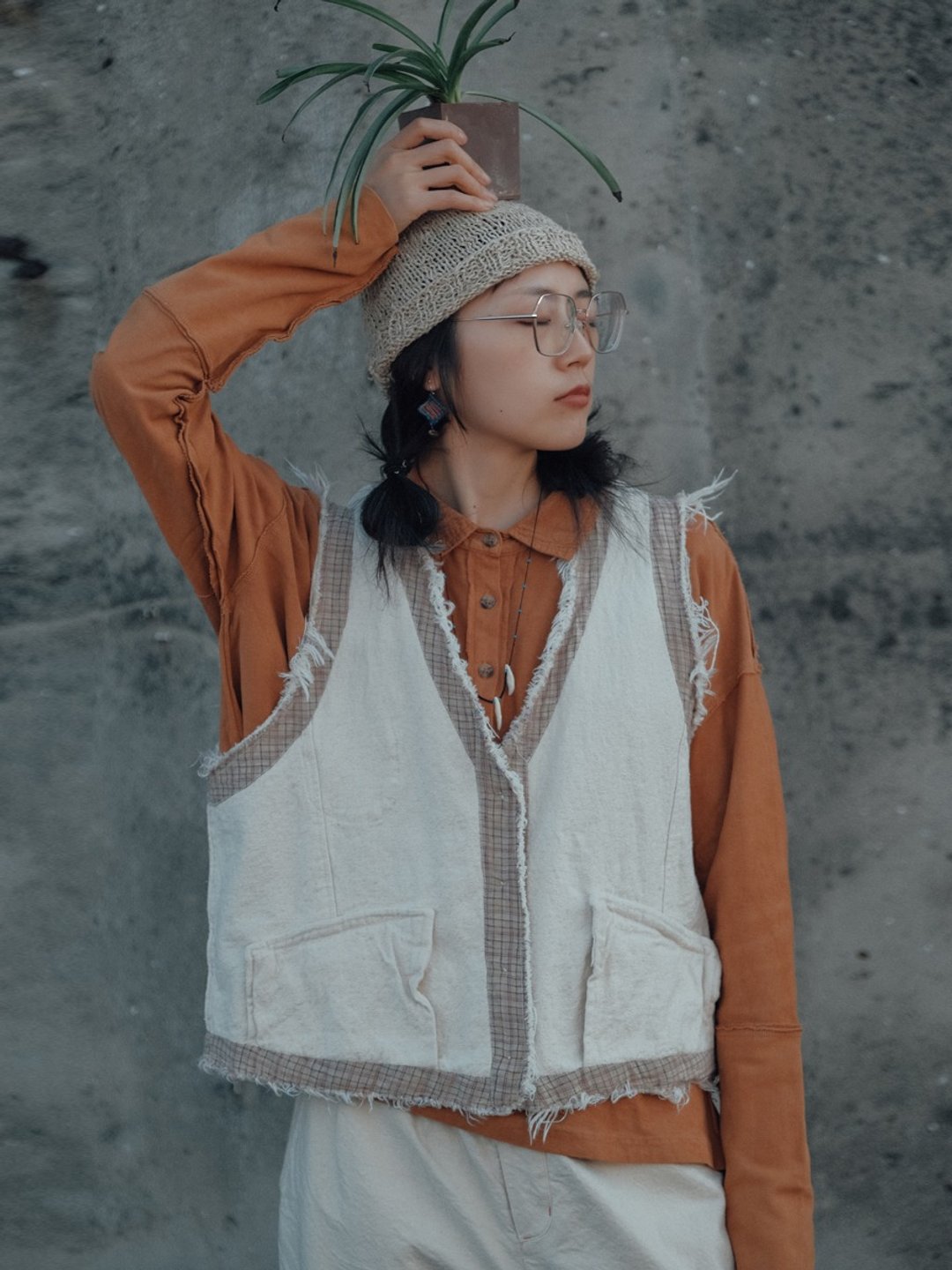 焦糖色/棉白色 復古百搭毛邊馬甲 疊穿單排扣V領背心 - 女装休闲/机能外套 - 棉．麻 白色