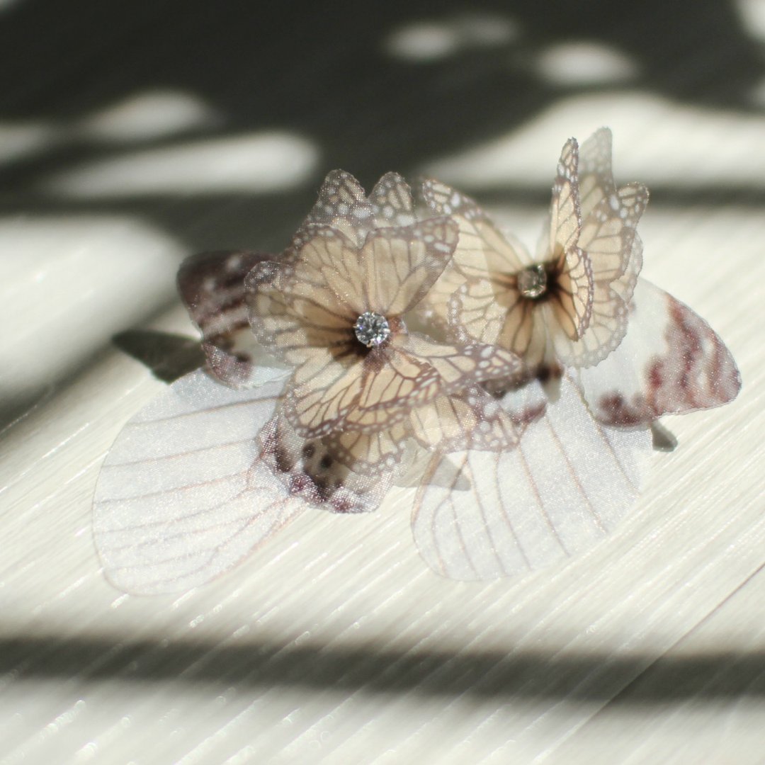 蝴蝶薄纱耳环一对&水钻925银耳针式 pierced or clip-on earring - 耳环/耳夹 - 丝．绢 卡其色